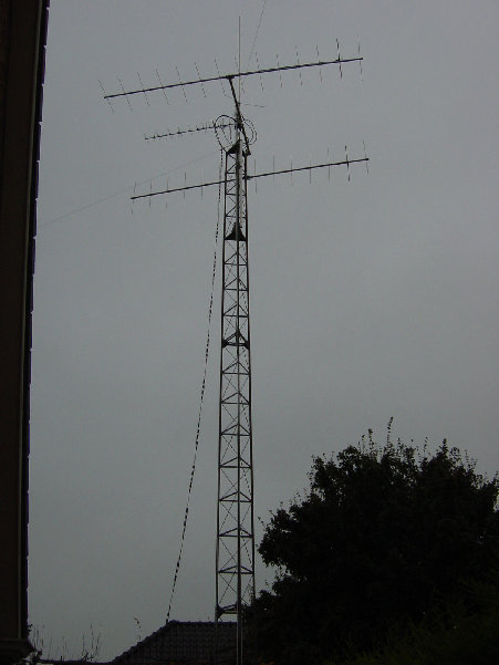 DSC01121.JPG (190.88 KiB) 34683 keer bekeken De VHF/UHF antennes zijn geplaatst