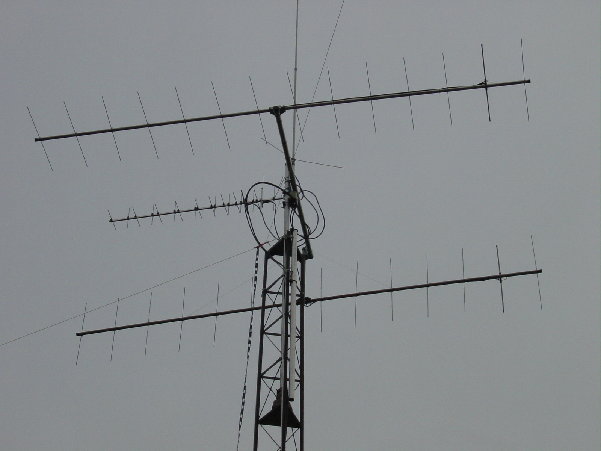 DSC01122.JPG (758.88 KiB) 34693 keer bekeken Zo hangen de antennes dus