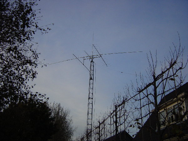 DSC01128.JPG (828.67 KiB) 34708 keer bekeken En zo staat het er nu bij inclusief de 40meter monoband dipool