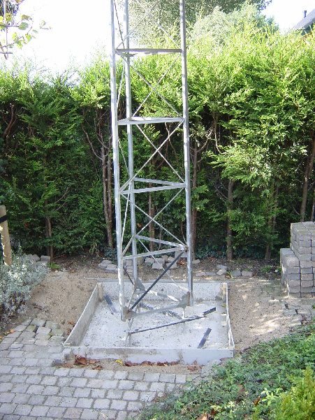 DSC00825.JPG (938.21 KiB) 34678 keer bekeken Het beton is gestort en het eerste deel staat.