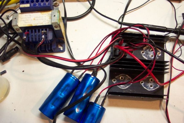 Trafo met gelijkrichtcel op tijdelijk koelblok.