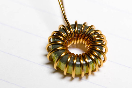 20110312-IMG_7077_800px.jpg (70.96 KiB) 102861 keer bekeken Houd ongeveer deze ruimte aan tussen de wikkelingen. Voorkom dat de lak beschadigd van het koperdraad. Dat is namelijk gelijk de isolatie met de ringkern (hoewel deze ook gelakt is).