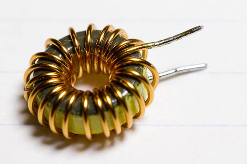 20110312-IMG_7082_800px.jpg (80.31 KiB) 102861 keer bekeken Knip de lengte wat bij en vertin de uiteinden tot deze egaal vertint zijn. Je moet het wel even goed heet maken met de soldeerbout en een flinke druppel tin. Het lak (de isolatie) verbrand dan aan de uiteinden, waardoor het soldeerbaar wordt. Maak de uiteinden nog even schoon voor je de spoel in de print soldeert.