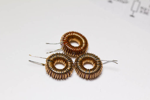 20110313-IMG_7099_800px.jpg (60.5 KiB) 102858 keer bekeken Knip de uiteinden af op de geschikte lengte voor printmontage en verbrand de lak aan de uiteinden door deze te vertinnen met je soldeerbout.