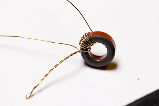 20110314-IMG_7114_800px.jpg (46.83 KiB) 102852 keer bekeken Het ringkerntje van de onderkant bekeken. Na 6 windingen vouw je de draad even om en draait die in elkaar.