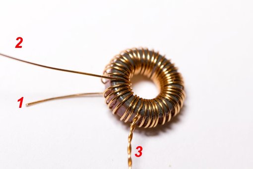 IMG_7116.jpg (28.75 KiB) 102852 keer bekeken Tip: laat de laatste koperdraad (nr. 2) iets langer dan die waarmee je begon (nr. 1). Nr. 3 kun je herkennen aan de gedraaide draad. Dan heb je een goede controle of de spoel juist geplaatst wordt. Na het solderen knip je dat lengteverschil natuurlijk allemaal af.