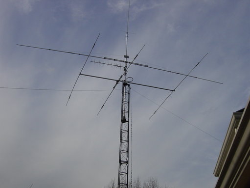 DSC01234.JPG (793.33 KiB) 33770 keer bekeken Zelfde mast andere antenne's