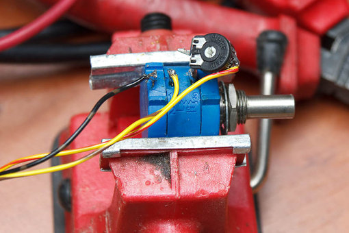 20110819-_MG_8141_800px.jpg (100.27 KiB) 112282 keer bekeken Potmeter op potmeter in de 12V lijn (niet de loper).