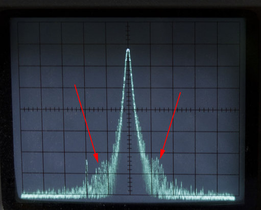 Voor het extra filter_.jpg (90.36 KiB) 113040 keer bekeken Voordat het extra filter was geplaatst. Let op de spikes links en rechts op de helling van de draaggolf.