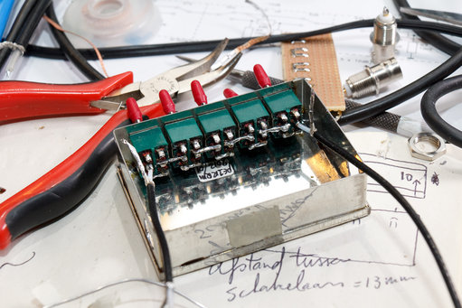 Schakelaars in blikje.jpg (1.04 MiB) 41652 keer bekeken Die afstand van 13mm die je kunt lezen op dat kladblokje, geldt voor de boorgaten