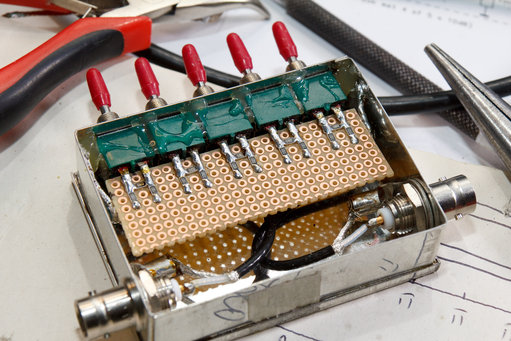 Print op de schakelaars monteren.jpg (1.27 MiB) 41652 keer bekeken later heb ik de coax kabeltjes nog ingekort en minder ver afgestript