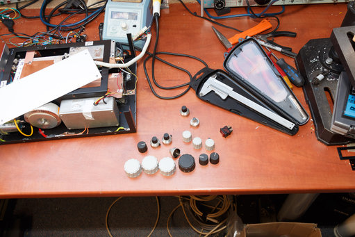 20130118-IMG_0986-3000px.jpg (1.02 MiB) 79040 keer bekeken Knopjes uitzoeken. Deze had ik eerder al op een radiomarkt gekocht.