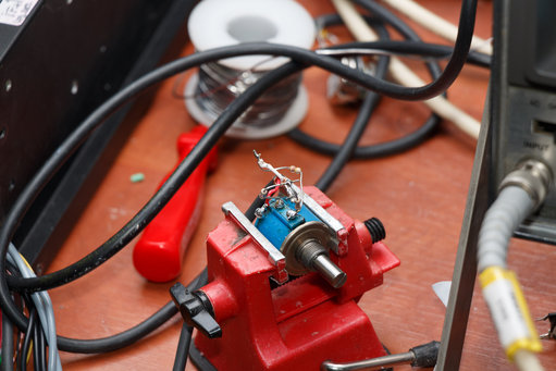 20130119-IMG_0993-3000px.jpg (759.17 KiB) 79040 keer bekeken De Pre-amp in de Dantec tuner is regelbaar en moet je ook van een spanning voorzien. De maximale spanning (ca. 8V) komt kritisch: teveel spanning en de versterking loopt weer terug. Vooral op kortegolf frequenties. Tunen dus! Ik heb de preamp regelbaar gemaakt met een potmeter en de maximale gain getuned met een weerstandsnetwerkje.