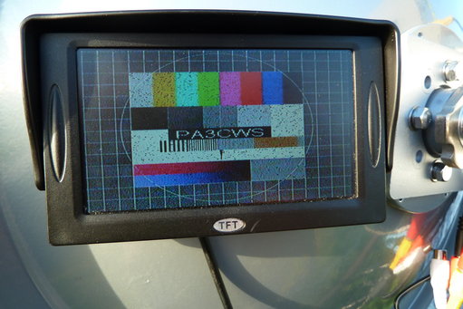 P1030332.JPG (4.76 MiB) 24290 keer bekeken Dit is twee meter terug op hetzelfde pad. Ik heb geen gebouwen in de buurt gehad, dus verwachtte ik geen reflecties. Waarschijnlijk is de straal zo dun met 24dBi gain, dat dit al uitmaakt in je traject.