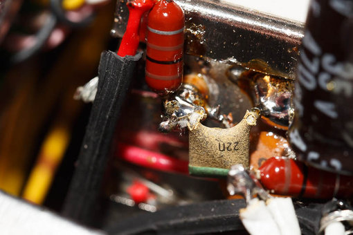 20140108-IMG_6063-800px.jpg (96.94 KiB) 112024 keer bekeken L C filtertje in de VT lijn direct aan de tuner (rechts zie je het 24V VCC filter)