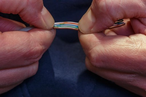 20141228-IMG_8179-800px.jpg (69.92 KiB) 101646 keer bekeken Door wat te trekken en te wrikken met de duimen plat op de draadjes, de draadjes strak naast elkaar ordenen.