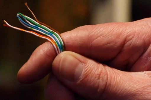 20141228-IMG_8178-800px.jpg (82.38 KiB) 101646 keer bekeken Draadjes naast elkaar leggen en de volgorde goed controleren. Met wijsvinger als mal en de duim om alles op zijn plaats te houden.