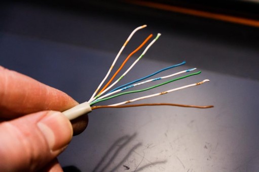 20141228-IMG_8177-800px.jpg (69.5 KiB) 101646 keer bekeken Draadjes eerst op ca. 5cm blootleggen, uit twist halen en alvast al iets op volgorde brengen.