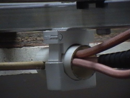 IMGA1825.JPG (101.39 KiB) 114174 keer bekeken Tip: Een OBO zadel kan heel mooi als bevestiging dienen aan de boom. De dipool-balun kun je vastmaken in een stukje PVC buis en die kun je volgieten met thermische lijm bijvoorbeeld (in ieder geval niet geleidend).